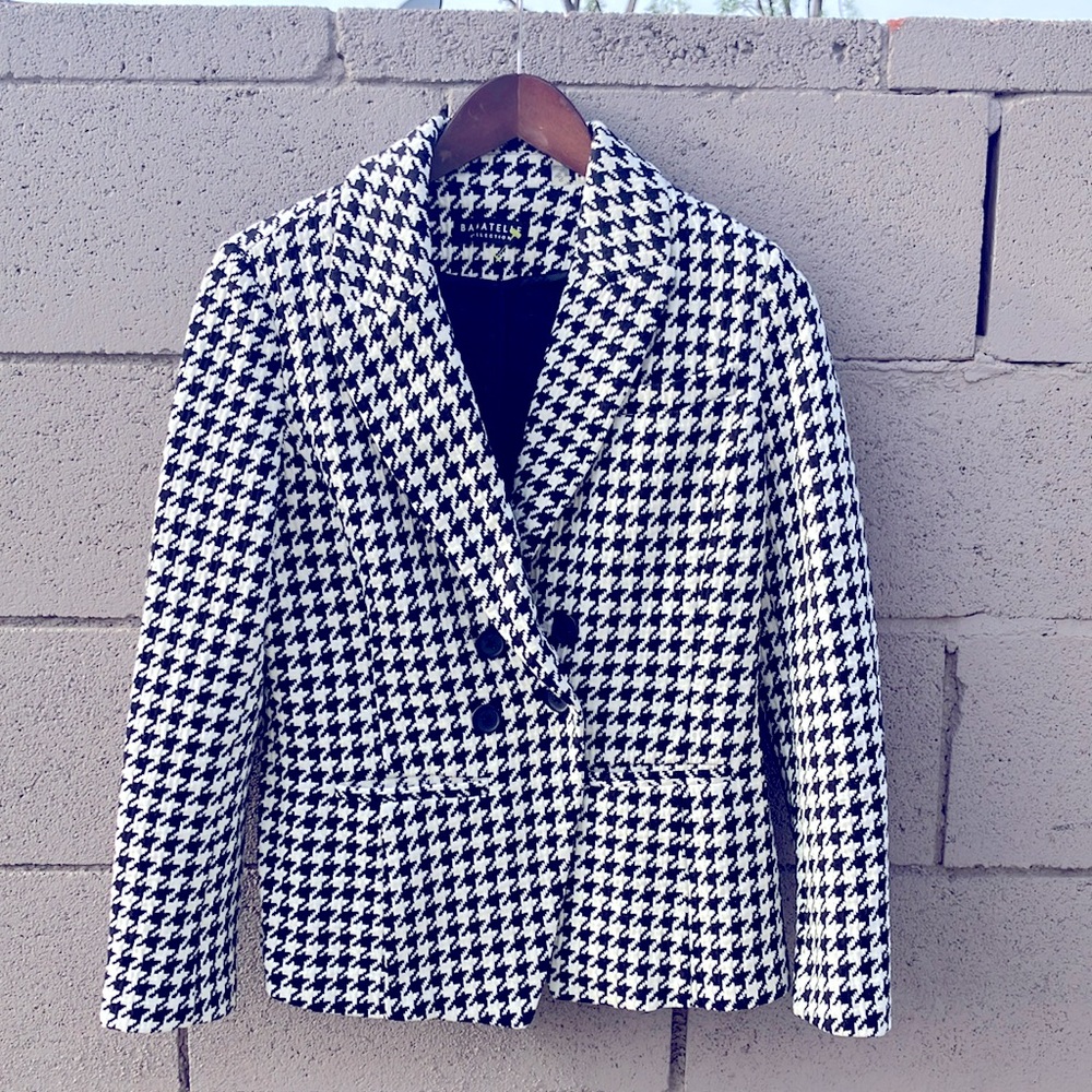 Bagatelle ladies blazer.  Houndstooth pattern. A classic look.  Never worn